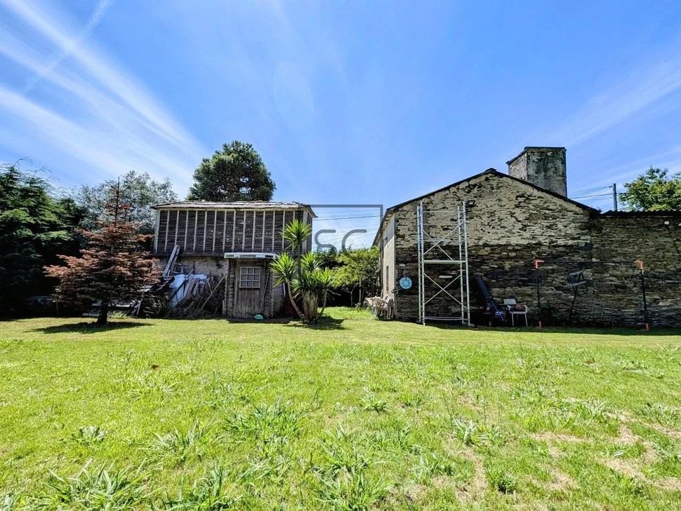 Casa de piedra para restaurar con finca edificable en Sedes, Narón.