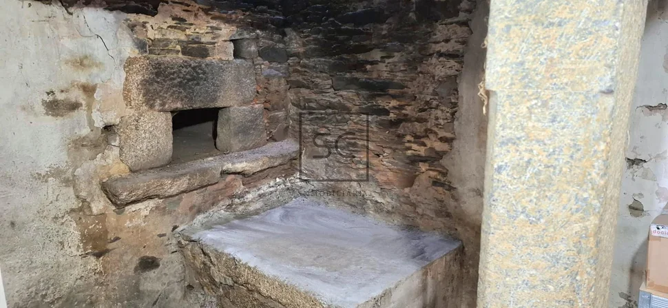 Casa de piedra para restaurar con finca edificable en Sedes, Narón.