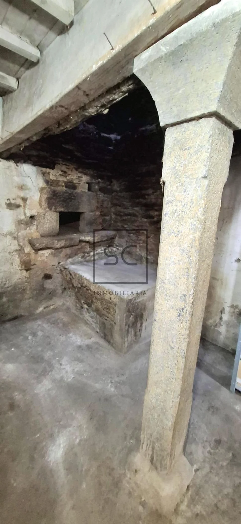 Casa de piedra para restaurar con finca edificable en Sedes, Narón.