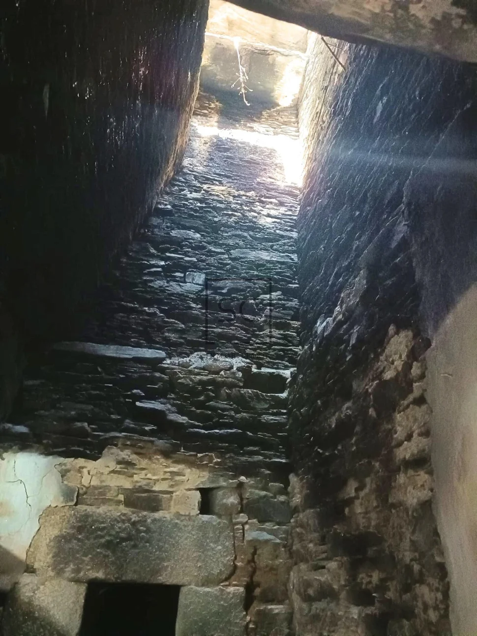 Casa de piedra para restaurar con finca edificable en Sedes, Narón.