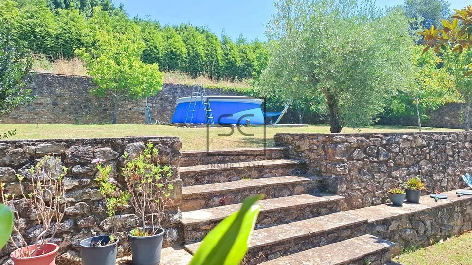 Casa de piedra para restaurar con finca edificable en Sedes, Narón.