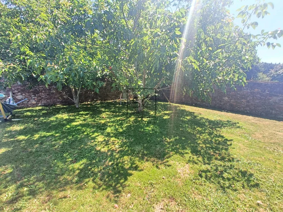 Casa de piedra para restaurar con finca edificable en Sedes, Narón.