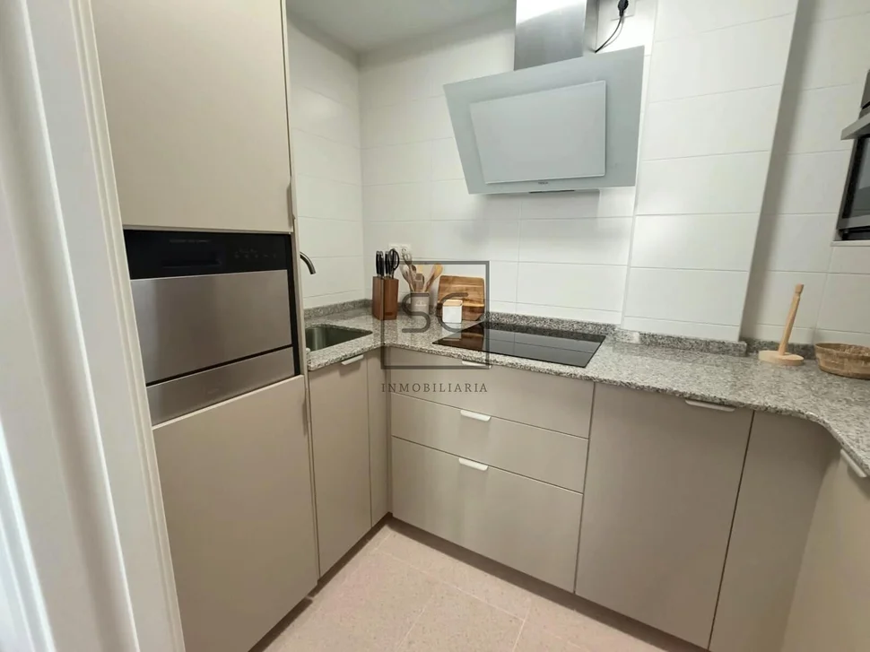 Apartamento con terraza y garaje, cercano a la playa