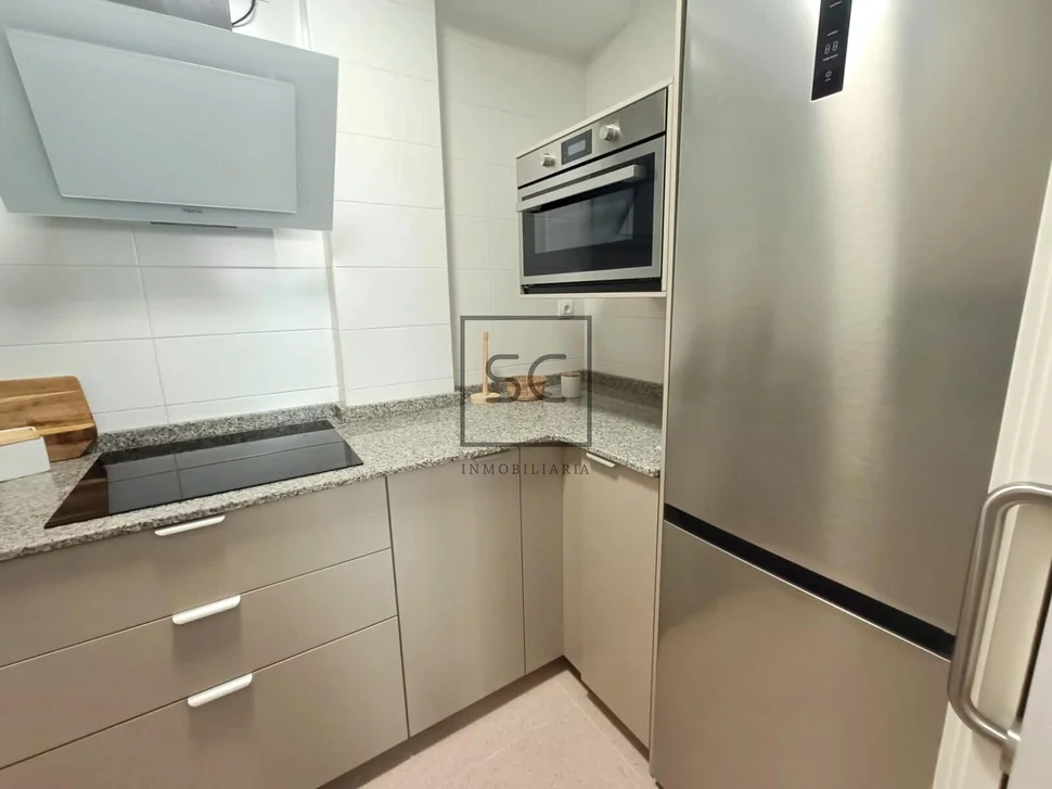 Apartamento con terraza y garaje, cercano a la playa