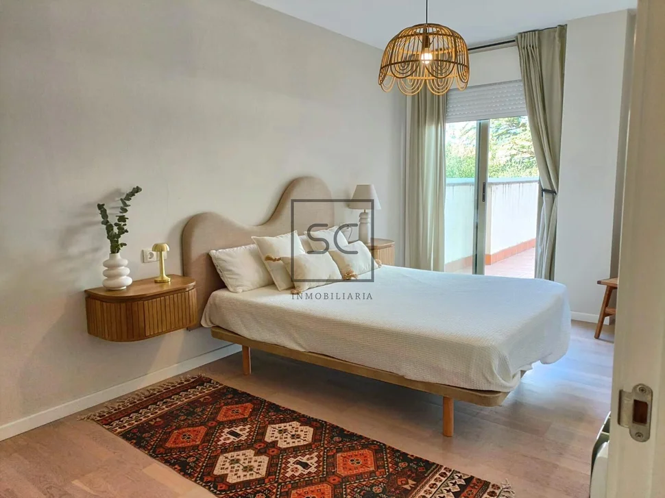 Apartamento con terraza y garaje, cercano a la playa