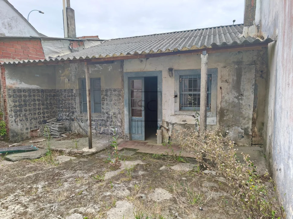 Casa adosada con bodega y finca en piñeiros, narón