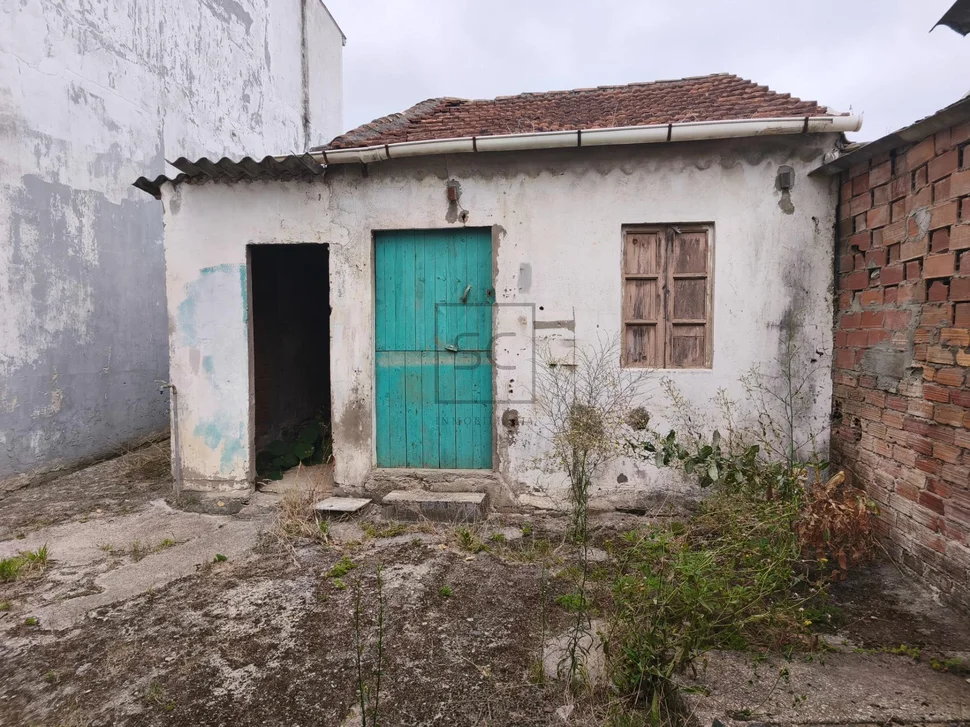 Casa adosada con bodega y finca en piñeiros, narón