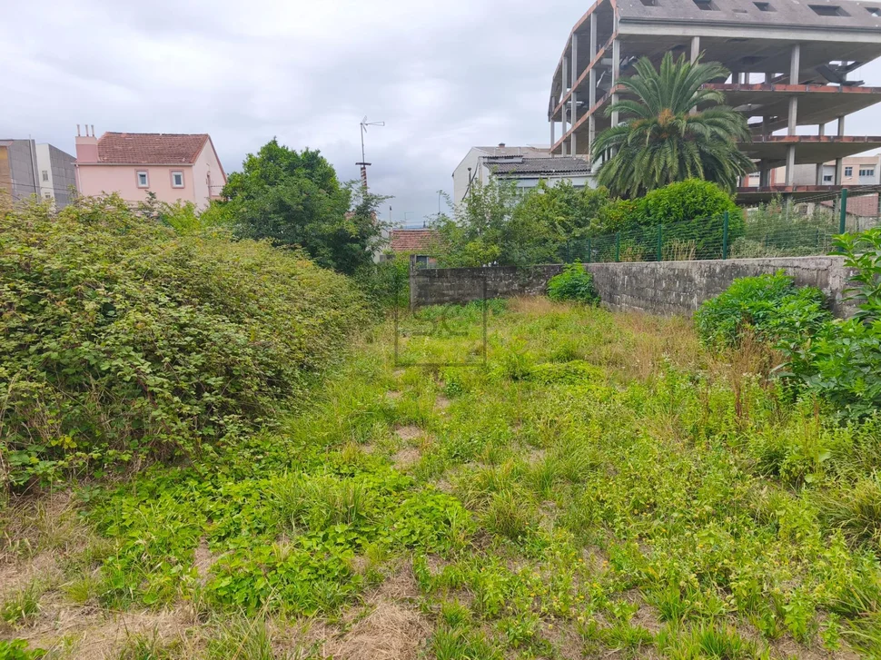 Casa adosada con bodega y finca en piñeiros, narón