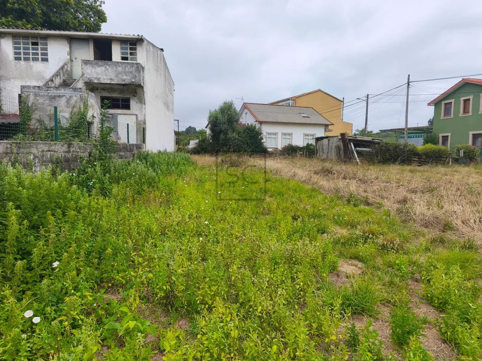 Casa adosada con bodega y finca en piñeiros, narón