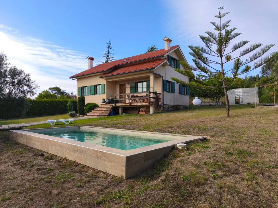 Chalet con piscina en el raso, ares
