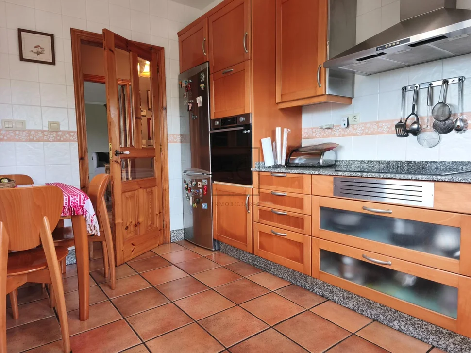 Chalet con piscina en el raso, ares