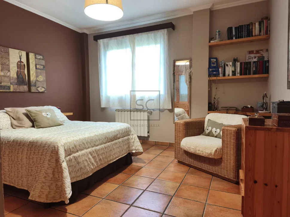 Chalet con piscina en el raso, ares