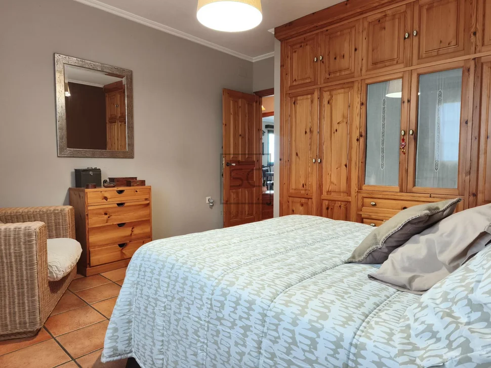 Chalet con piscina en el raso, ares