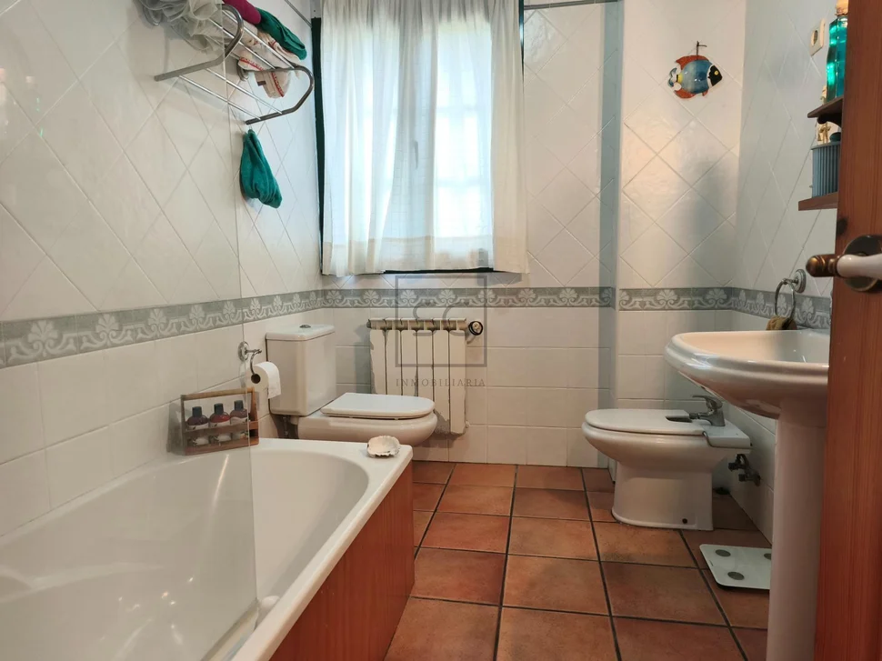 Chalet con piscina en el raso, ares