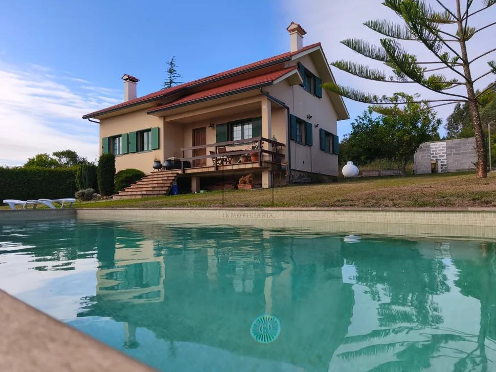 Chalet con piscina en el raso, ares