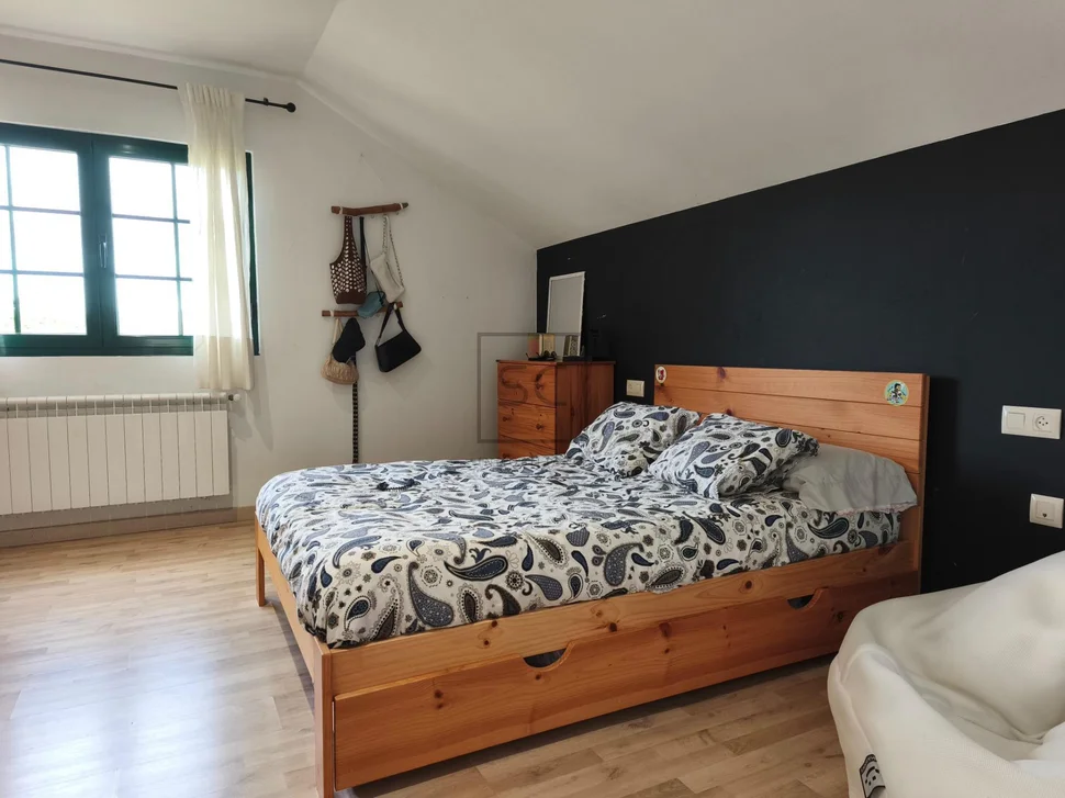 Chalet con piscina en el raso, ares