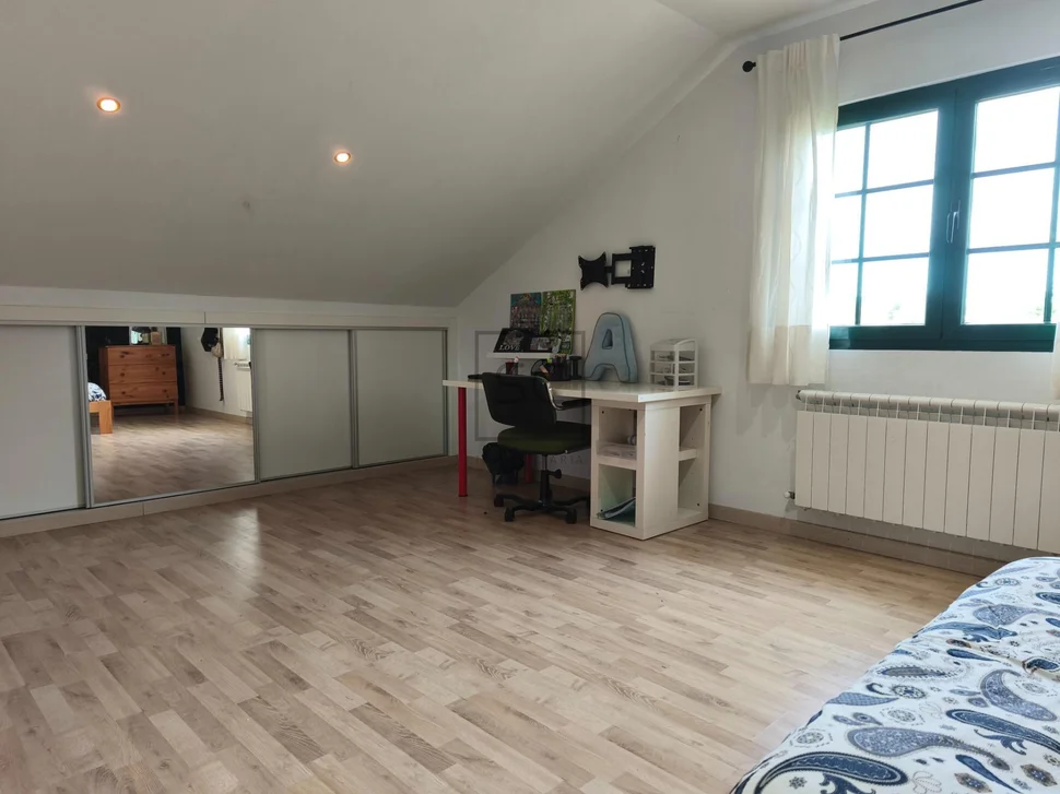 Chalet con piscina en el raso, ares