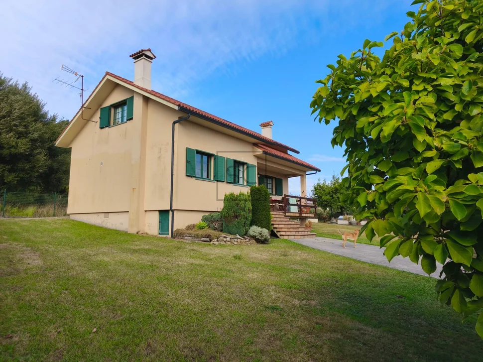 Chalet con piscina en el raso, ares