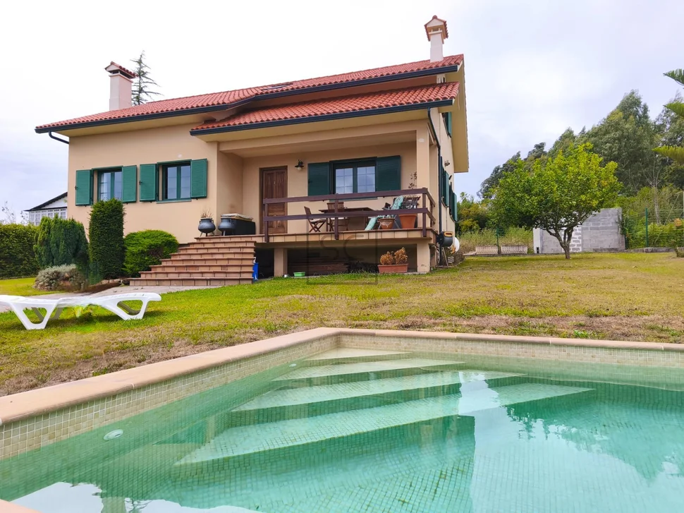 Chalet con piscina en el raso, ares