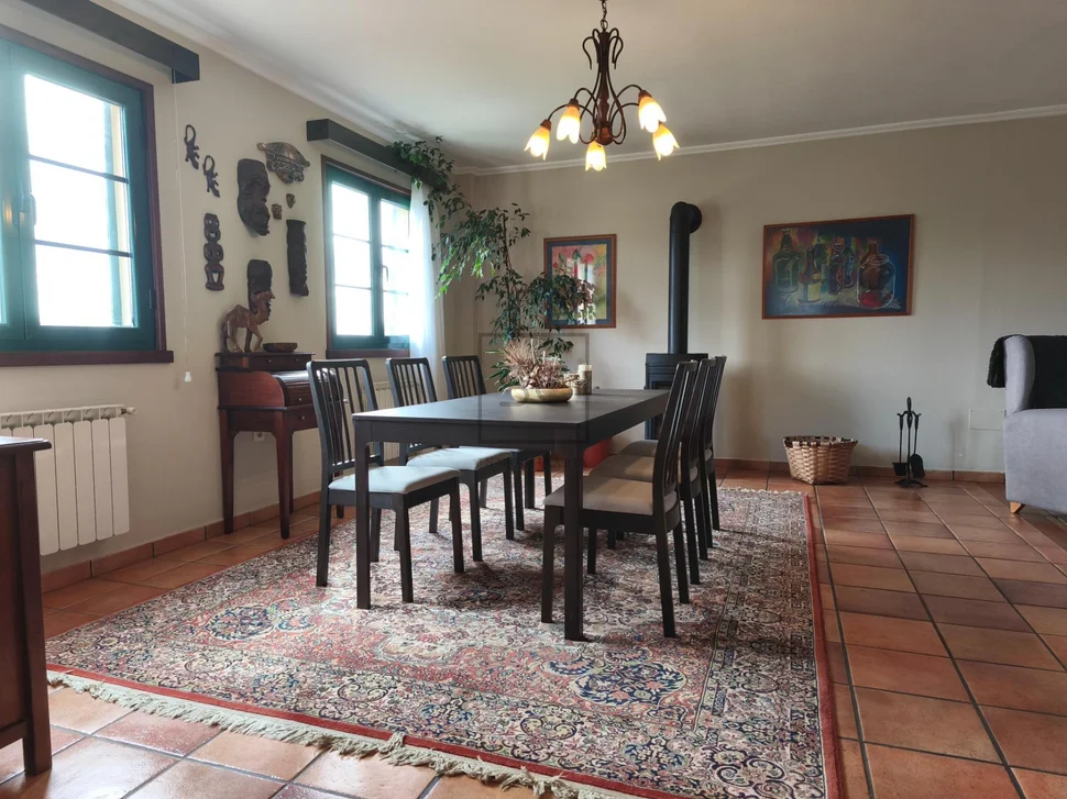 Chalet con piscina en el raso, ares