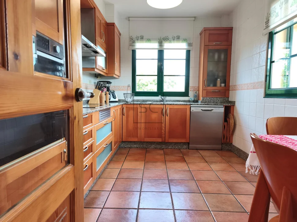 Chalet con piscina en el raso, ares