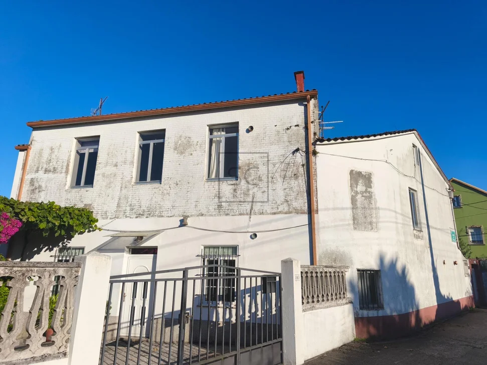 Dos Viviendas Independientes con Finca en Ferrol
