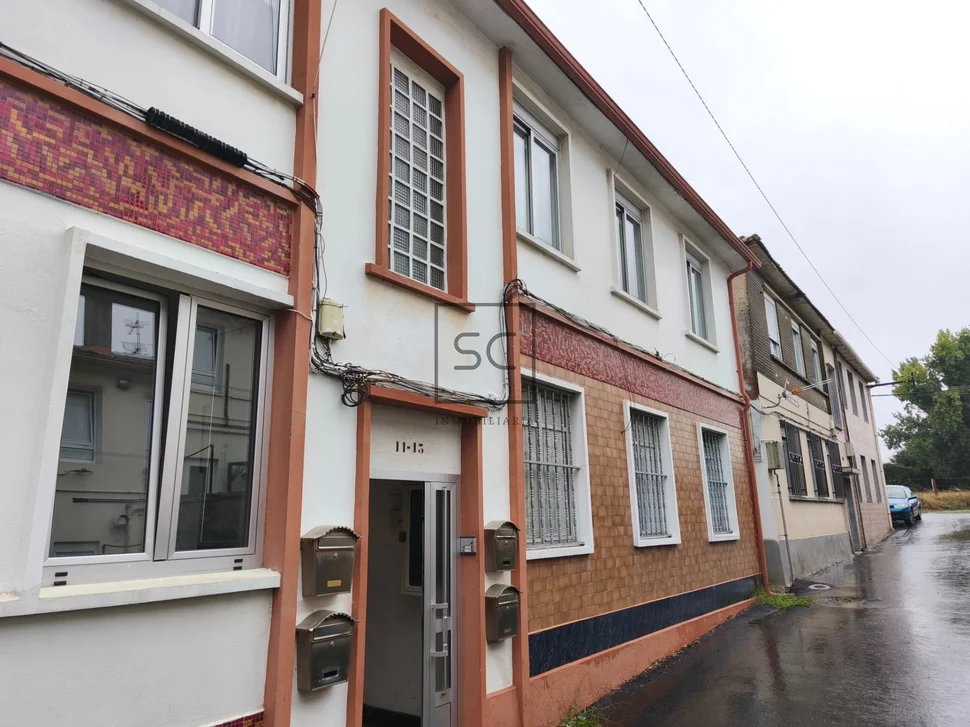 Bajo vivienda con terraza cubierta en catabois-ferrol