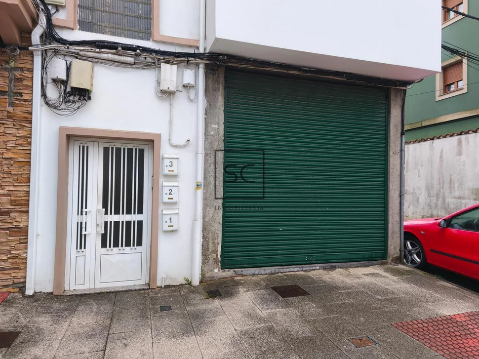 Local comercial con patio en catabois-ferrol