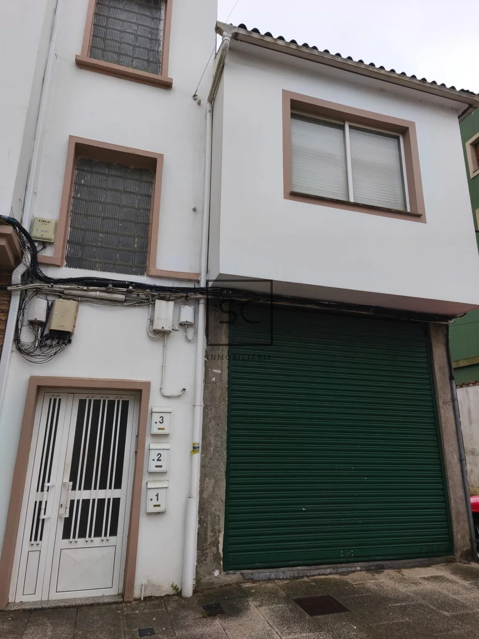 Local comercial con patio en catabois-ferrol