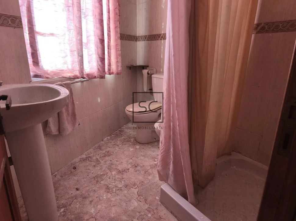 Vivienda de 4 plantas con finca en mugardos