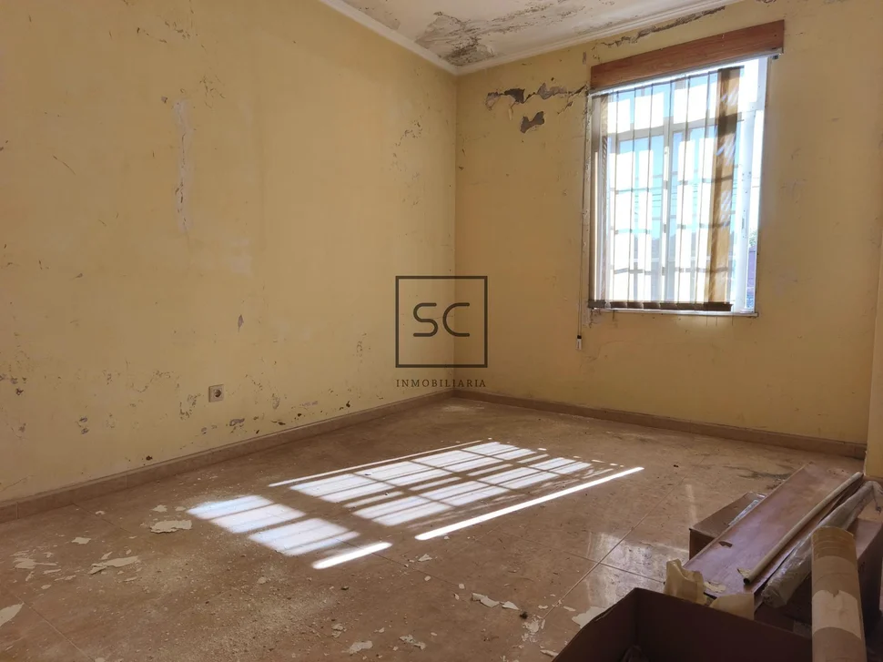 Vivienda de 4 plantas con finca en mugardos