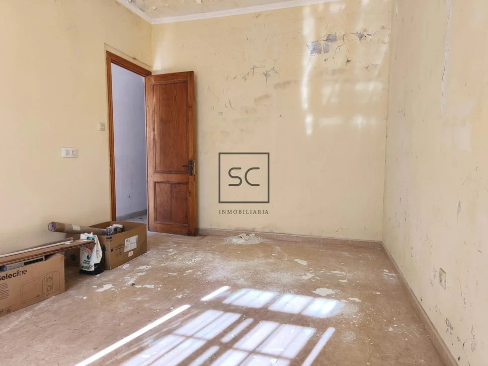 Vivienda de 4 plantas con finca en mugardos