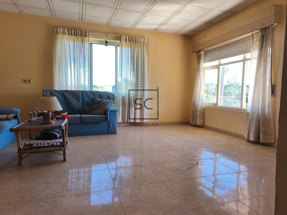 Vivienda de 4 plantas con finca en mugardos