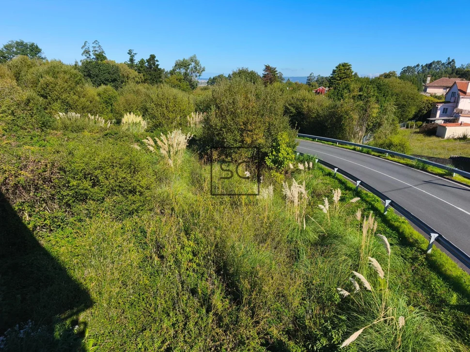 Vivienda de 4 plantas con finca en mugardos