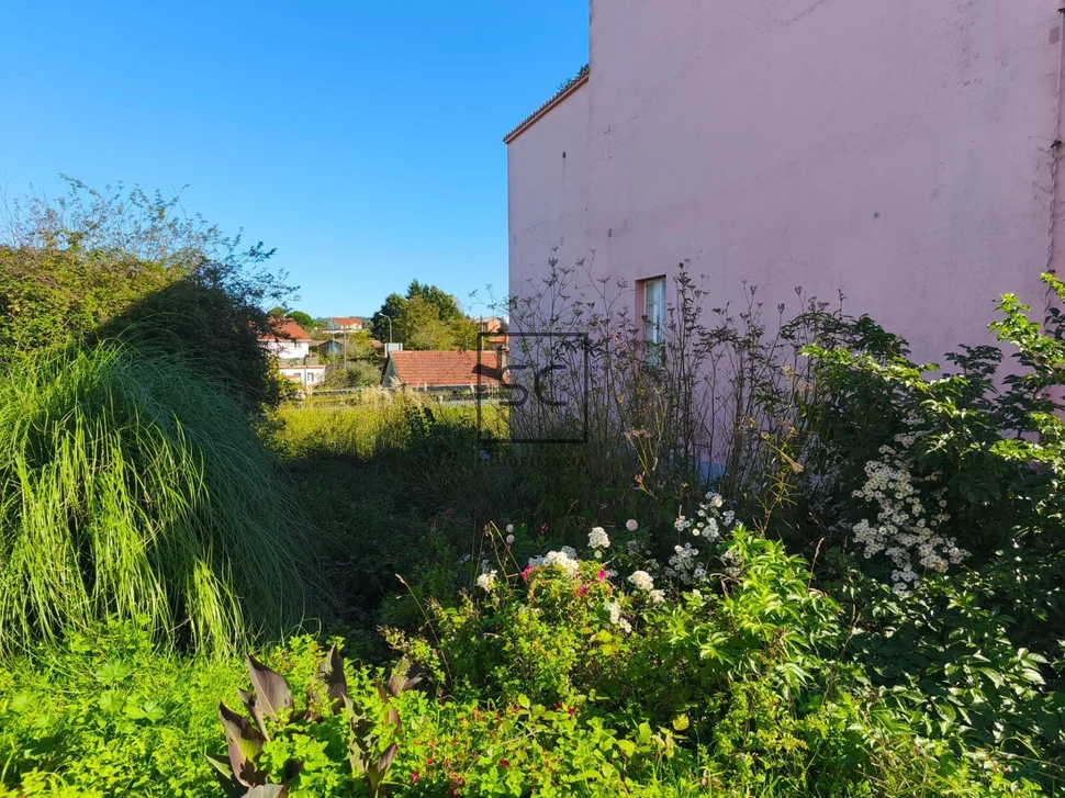 Vivienda de 4 plantas con finca en mugardos