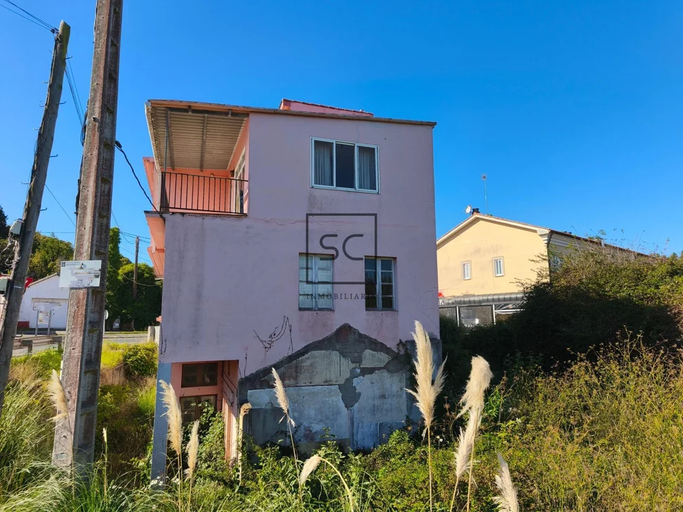 Vivienda de 4 plantas con finca en mugardos