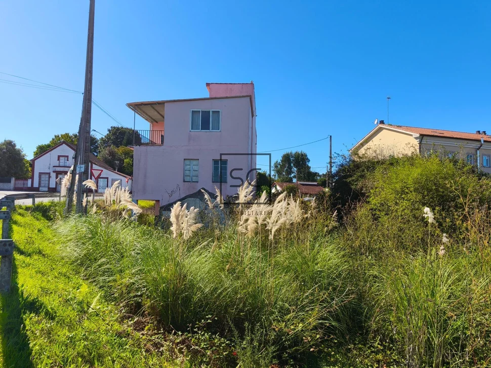 Vivienda de 4 plantas con finca en mugardos