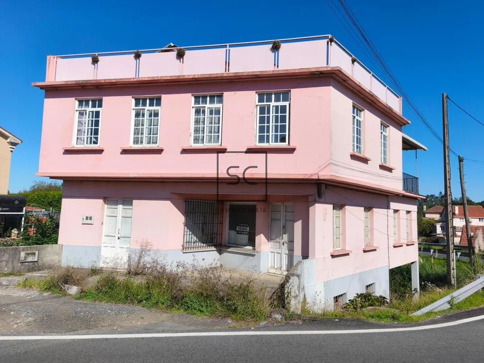 Vivienda de 4 plantas con finca en mugardos