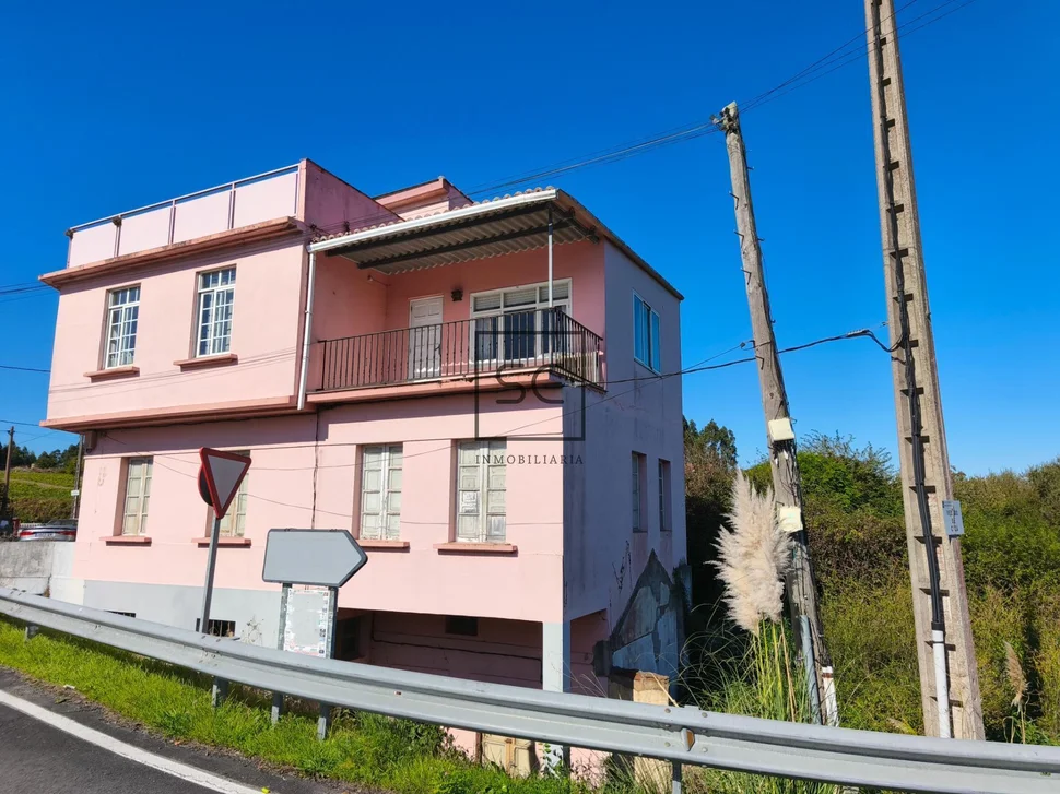Vivienda de 4 plantas con finca en mugardos
