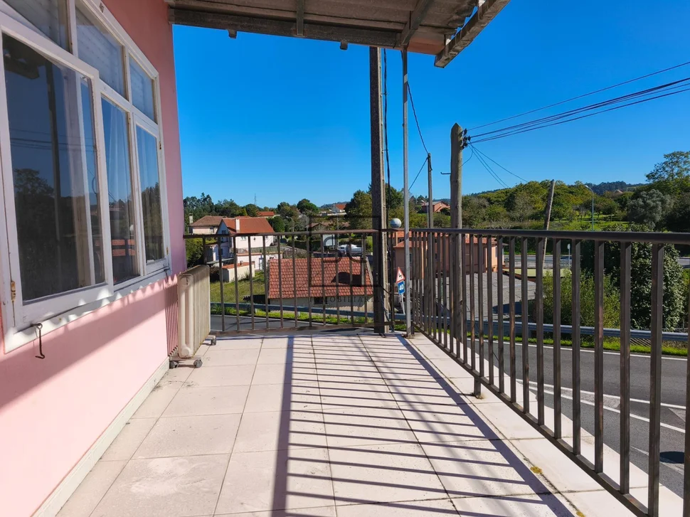 Vivienda de 4 plantas con finca en mugardos