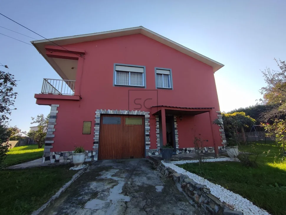 Voluminoso chalet en ares