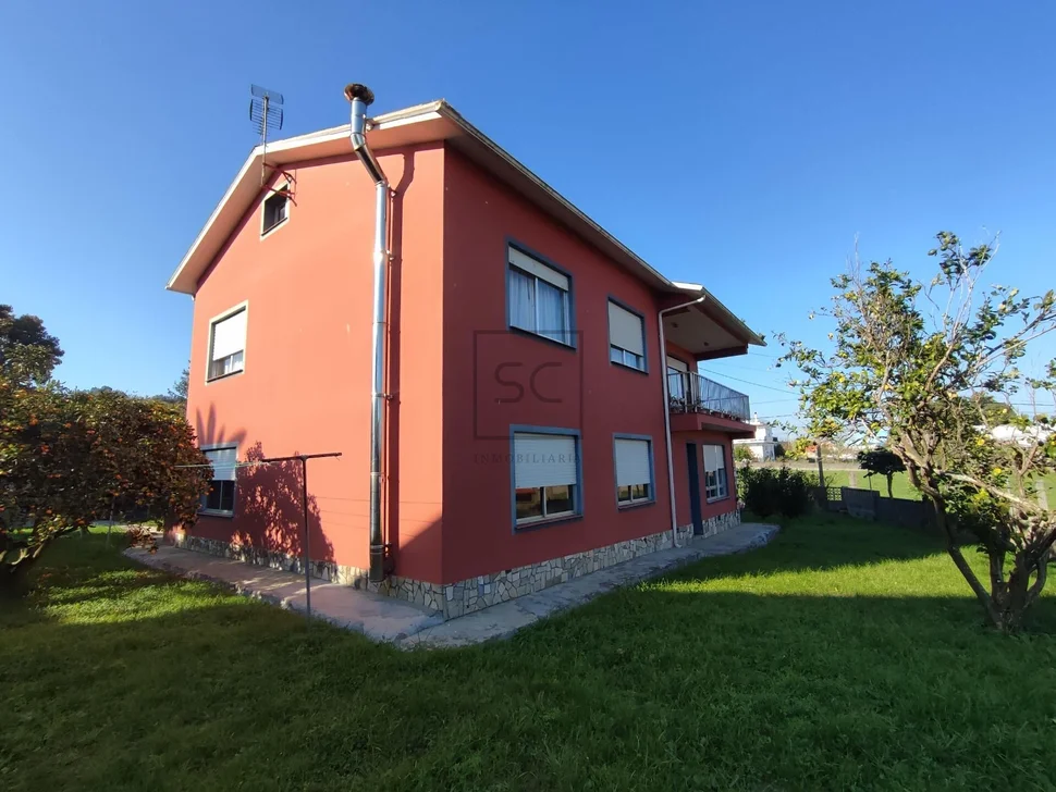 Voluminoso chalet en ares