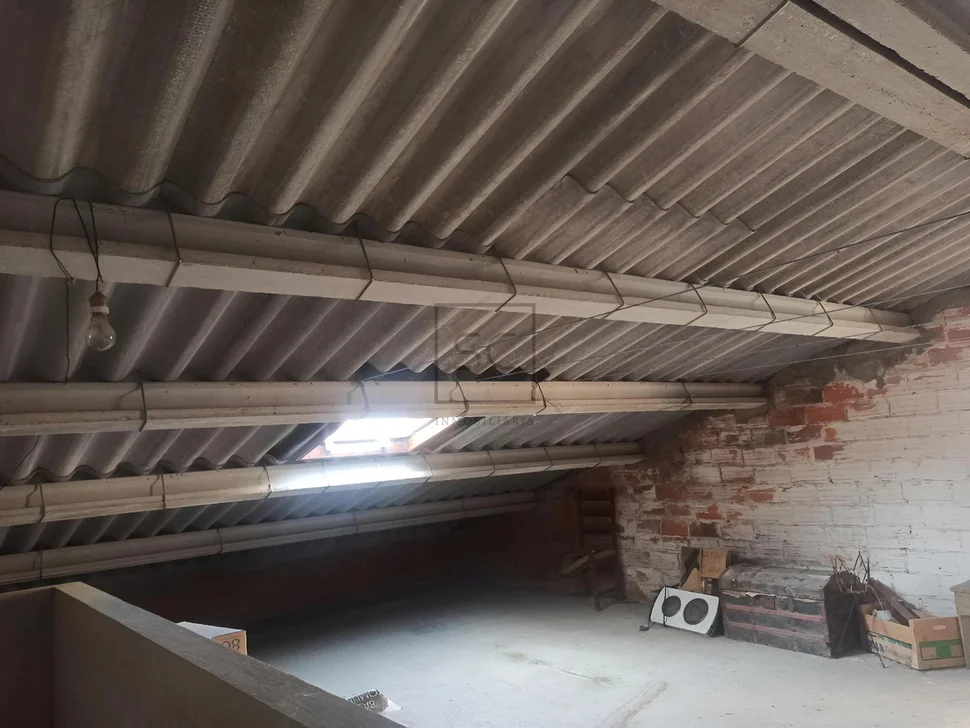 Casa con finca para rehabilitar en solar urbano.