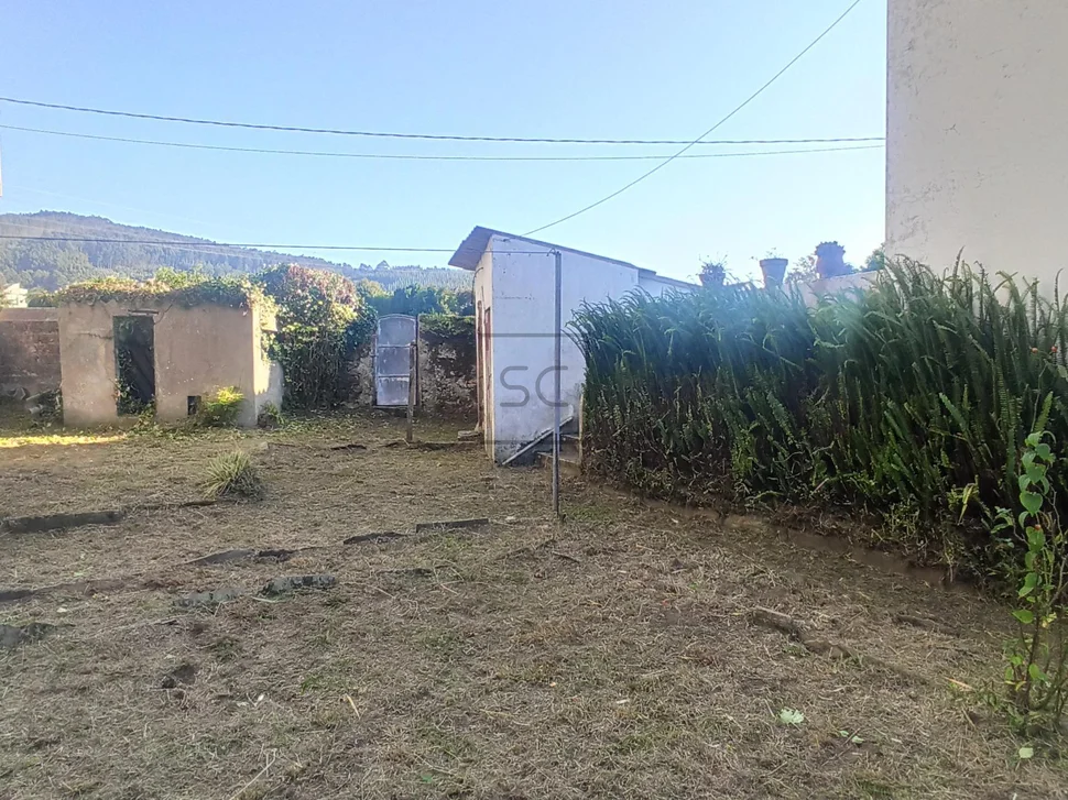 Casa con finca para rehabilitar en solar urbano.