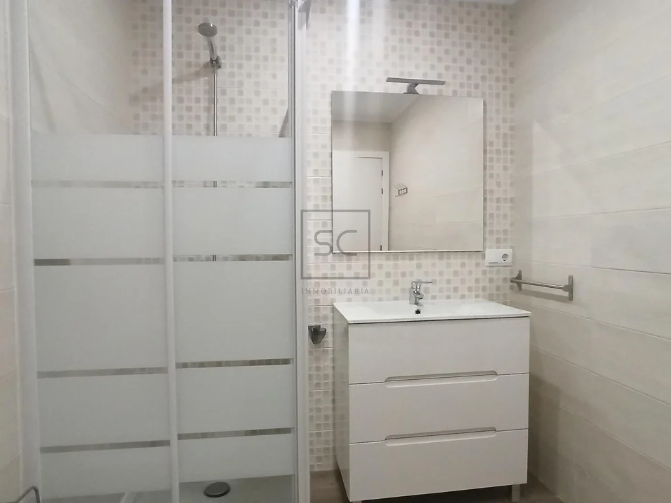 Luminoso piso con ascensor en el centro