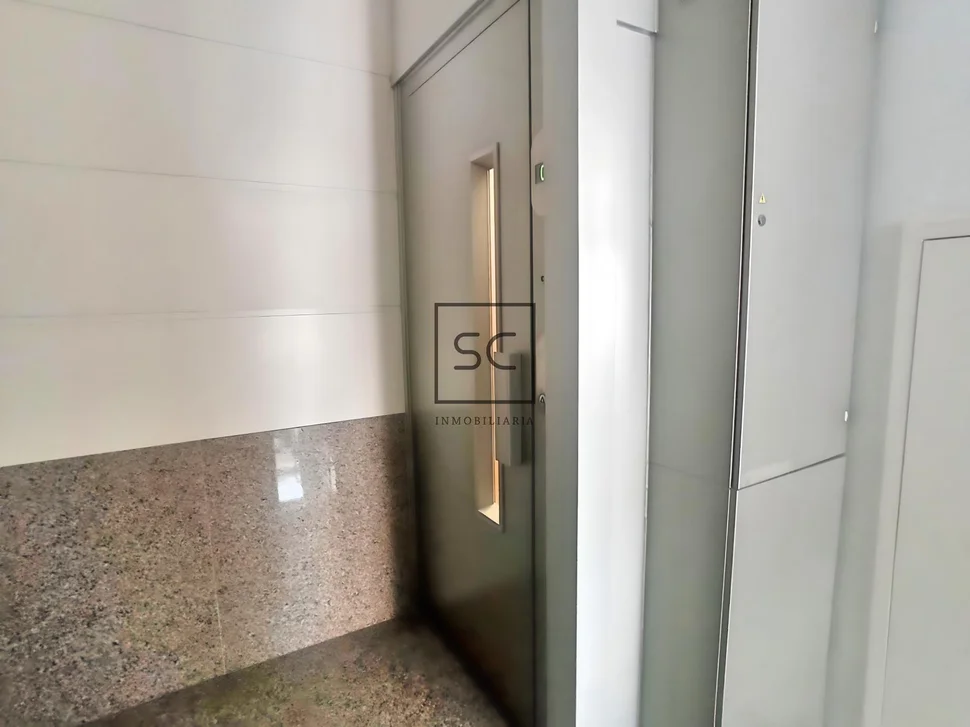 Luminoso piso con ascensor en el centro