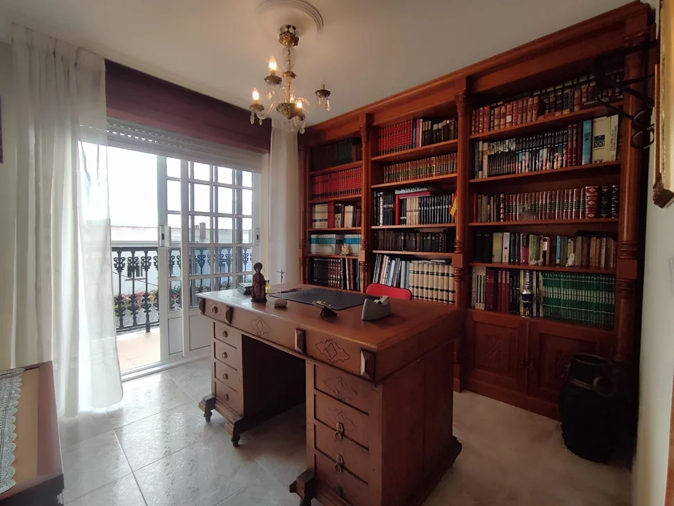 Casa adosada en el centro de ares con terraza y vistas parciales al mar