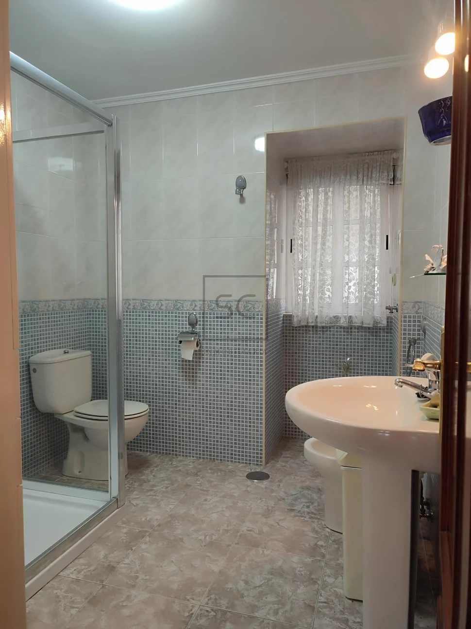 Casa adosada en el centro de ares con terraza y vistas parciales al mar