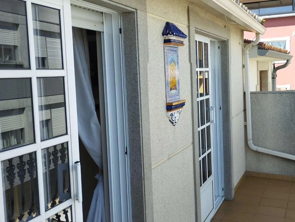 Casa adosada en el centro de ares con terraza y vistas parciales al mar