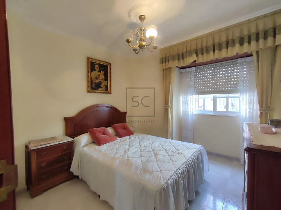 Casa adosada en el centro de ares con terraza y vistas parciales al mar